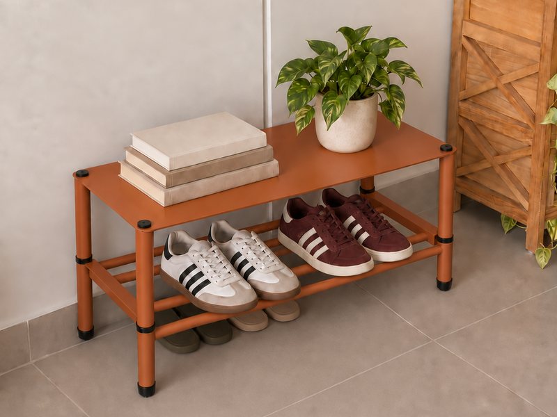 Zapatero DEGË terracota en el dormitorio, con libros y una planta arriba y zapatillas abajo